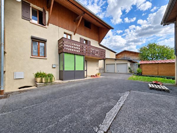 Maison
         5 pièces
        - 85 m² Exclusivité 298 000 € *