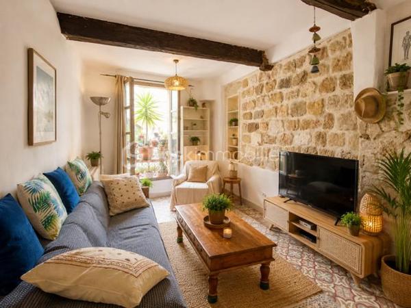 PÉZENAS CENTRE — MAISON DE VILLE 130 m² + TERRASSE + LOCAL COMMERCIAL RENTABILITE POSSIBLE


 La  combinaision rare : maison de charme + terrasse + local commercial à 650 €/mois
Une vraie pépite en plein cœur de Pézenas.
130 m² de caractère, une terrasse tropézienne, une vue imprenable sur la collégiale… et surtout un local commercial indépendant qui génère eventuellement 650 € de revenus mensuels.
Un bien qui coche toutes les cases : style, emplacement, rentabilité.

🧱 Rez-de-chaussée : Le local qui rapporte
Un espace pro rénové, prêt à l’emploi :

3 pièces en enfilade

Murs en pierre

Point d’eau, Wc 

Cave voûtée (20 M2)

Deux entrées indépendantes

 Rentabilité locative : 650 €/mois  
 Idéal pour profession libérale, location commerciale ou revente séparée.
Un vrai booster de revenus dans une maison de ville.

Entrée Séparée , un escalier vous méne au :

 1er étage : Le cœur de vie

Cuisine équipée

Salon lumineux

Salle de bain + WC

Un espace chaleureux, parfait pour vivre Pézenas au quotidien.

 2e étage : Le cocon familial
3 chambres dont :

Chambre avec douche + WC

Deux chambres en enfilade, dont une avec mezzanine


Terrasse Tropézienne avec vue imprenable sur la collégiale Saint‑Jean


Un étage intime, baigné de lumière, qui respire la tranquillité.

 Les + qui font la différence
Maison atypique, pleine de charme

Terrasse tropézienne et son point d'eau, et veranda

Local commercial indépendant rentabilité possible  650 €/mois, minimun

Vue historique exceptionnelle

Double usage : habitation + activité pro / investissement

Ou possibilite de faire rejoindre les deux espaces sans gros travaux

Emplacement premium au cœur de Pézenas