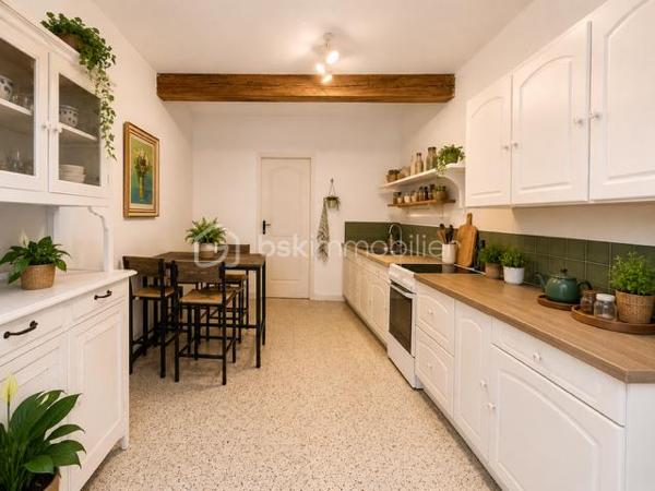 PÉZENAS CENTRE — MAISON DE VILLE 130 m² + TERRASSE + LOCAL COMMERCIAL RENTABILITE POSSIBLE


 La  combinaision rare : maison de charme + terrasse + local commercial à 650 €/mois
Une vraie pépite en plein cœur de Pézenas.
130 m² de caractère, une terrasse tropézienne, une vue imprenable sur la collégiale… et surtout un local commercial indépendant qui génère eventuellement 650 € de revenus mensuels.
Un bien qui coche toutes les cases : style, emplacement, rentabilité.

🧱 Rez-de-chaussée : Le local qui rapporte
Un espace pro rénové, prêt à l’emploi :

3 pièces en enfilade

Murs en pierre

Point d’eau, Wc 

Cave voûtée (20 M2)

Deux entrées indépendantes

 Rentabilité locative : 650 €/mois  
 Idéal pour profession libérale, location commerciale ou revente séparée.
Un vrai booster de revenus dans une maison de ville.

Entrée Séparée , un escalier vous méne au :

 1er étage : Le cœur de vie

Cuisine équipée

Salon lumineux

Salle de bain + WC

Un espace chaleureux, parfait pour vivre Pézenas au quotidien.

 2e étage : Le cocon familial
3 chambres dont :

Chambre avec douche + WC

Deux chambres en enfilade, dont une avec mezzanine


Terrasse Tropézienne avec vue imprenable sur la collégiale Saint‑Jean


Un étage intime, baigné de lumière, qui respire la tranquillité.

 Les + qui font la différence
Maison atypique, pleine de charme

Terrasse tropézienne et son point d'eau, et veranda

Local commercial indépendant rentabilité possible  650 €/mois, minimun

Vue historique exceptionnelle

Double usage : habitation + activité pro / investissement

Ou possibilite de faire rejoindre les deux espaces sans gros travaux

Emplacement premium au cœur de Pézenas