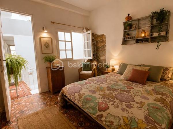 PÉZENAS CENTRE — MAISON DE VILLE 130 m² + TERRASSE + LOCAL COMMERCIAL RENTABILITE POSSIBLE


 La  combinaision rare : maison de charme + terrasse + local commercial à 650 €/mois
Une vraie pépite en plein cœur de Pézenas.
130 m² de caractère, une terrasse tropézienne, une vue imprenable sur la collégiale… et surtout un local commercial indépendant qui génère eventuellement 650 € de revenus mensuels.
Un bien qui coche toutes les cases : style, emplacement, rentabilité.

🧱 Rez-de-chaussée : Le local qui rapporte
Un espace pro rénové, prêt à l’emploi :

3 pièces en enfilade

Murs en pierre

Point d’eau, Wc 

Cave voûtée (20 M2)

Deux entrées indépendantes

 Rentabilité locative : 650 €/mois  
 Idéal pour profession libérale, location commerciale ou revente séparée.
Un vrai booster de revenus dans une maison de ville.

Entrée Séparée , un escalier vous méne au :

 1er étage : Le cœur de vie

Cuisine équipée

Salon lumineux

Salle de bain + WC

Un espace chaleureux, parfait pour vivre Pézenas au quotidien.

 2e étage : Le cocon familial
3 chambres dont :

Chambre avec douche + WC

Deux chambres en enfilade, dont une avec mezzanine


Terrasse Tropézienne avec vue imprenable sur la collégiale Saint‑Jean


Un étage intime, baigné de lumière, qui respire la tranquillité.

 Les + qui font la différence
Maison atypique, pleine de charme

Terrasse tropézienne et son point d'eau, et veranda

Local commercial indépendant rentabilité possible  650 €/mois, minimun

Vue historique exceptionnelle

Double usage : habitation + activité pro / investissement

Ou possibilite de faire rejoindre les deux espaces sans gros travaux

Emplacement premium au cœur de Pézenas