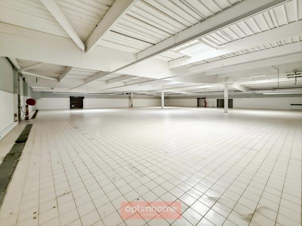 LOCAL COMMERCIAL / RETAIL PARK À LOUER – 1 707 M² EN ZONE COMMERCIALE