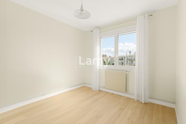 Appartement t5 avec parking et cave. garage en sus 27k€