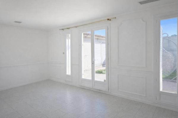 Calas ,maison 5 pièces, plein sud de103 m2, Jardin , garage fermé, place de parking