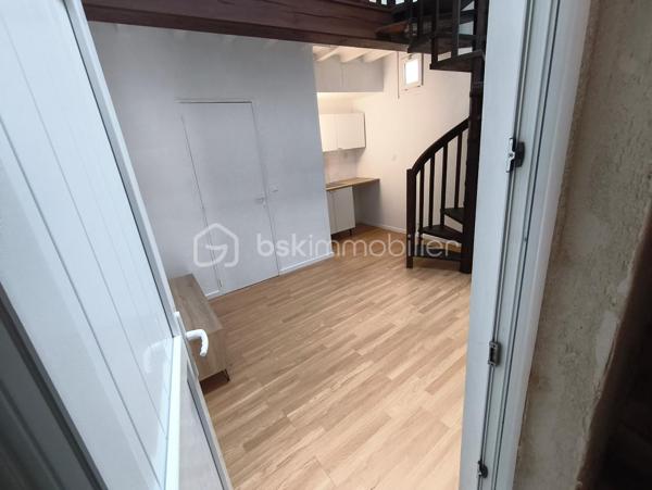 Plongez dans un cocon de tranquillité urbaine avec cet appartement idéalement situé dans le cœur du quartier de la Maladrerie à Caen. Refait à neuf, il offre un cadre de vie lumineux et apaisant, à deux pas des commodités, des services, des écoles et des transports en Commun.

Appartement cosy de 23m², doté d'une pièce principale et d'une Mezzanine. Situé au rez-de-chaussée, il existe un coin jardin bien exposé pour les quelques habitants de cette petite co-propriété à faibles charges.

AUCUN TRAVAUX à prévoir. Rénovations récentes sur ce charmant et ancien immeuble  de 2 étages  !!! (Toiture, Charpente, ravalement... )
Vendu Loué.

Pour une visite ou plus d'infos, contactez Anne-Isabelle Reguerre. Ne manquez pas cette opportunité unique !