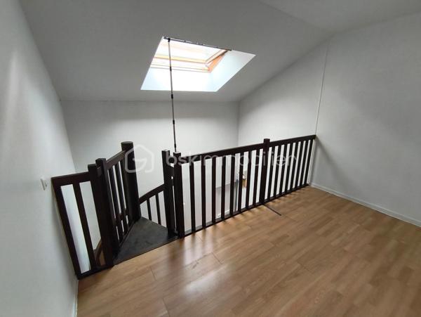 Plongez dans un cocon de tranquillité urbaine avec cet appartement idéalement situé dans le cœur du quartier de la Maladrerie à Caen. Refait à neuf, il offre un cadre de vie lumineux et apaisant, à deux pas des commodités, des services, des écoles et des transports en Commun.

Appartement cosy de 23m², doté d'une pièce principale et d'une Mezzanine. Situé au rez-de-chaussée, il existe un coin jardin bien exposé pour les quelques habitants de cette petite co-propriété à faibles charges.

AUCUN TRAVAUX à prévoir. Rénovations récentes sur ce charmant et ancien immeuble  de 2 étages  !!! (Toiture, Charpente, ravalement... )
Vendu Loué.

Pour une visite ou plus d'infos, contactez Anne-Isabelle Reguerre. Ne manquez pas cette opportunité unique !