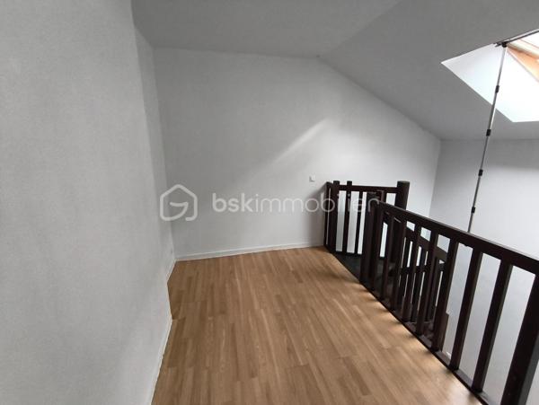 Plongez dans un cocon de tranquillité urbaine avec cet appartement idéalement situé dans le cœur du quartier de la Maladrerie à Caen. Refait à neuf, il offre un cadre de vie lumineux et apaisant, à deux pas des commodités, des services, des écoles et des transports en Commun.

Appartement cosy de 23m², doté d'une pièce principale et d'une Mezzanine. Situé au rez-de-chaussée, il existe un coin jardin bien exposé pour les quelques habitants de cette petite co-propriété à faibles charges.

AUCUN TRAVAUX à prévoir. Rénovations récentes sur ce charmant et ancien immeuble  de 2 étages  !!! (Toiture, Charpente, ravalement... )
Vendu Loué.

Pour une visite ou plus d'infos, contactez Anne-Isabelle Reguerre. Ne manquez pas cette opportunité unique !