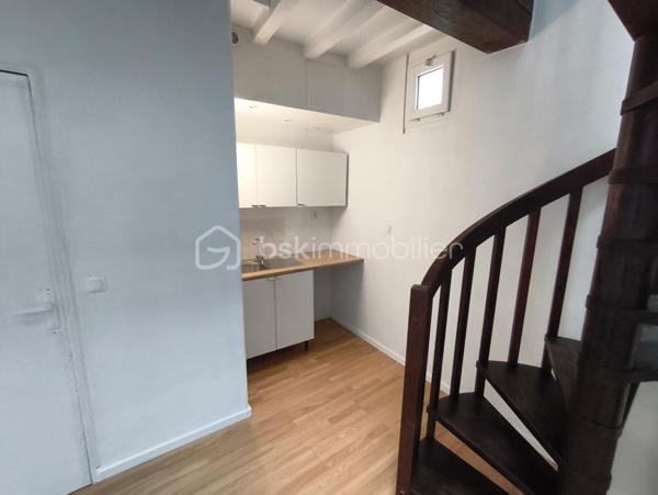 Plongez dans un cocon de tranquillité urbaine avec cet appartement idéalement situé dans le cœur du quartier de la Maladrerie à Caen. Refait à neuf, il offre un cadre de vie lumineux et apaisant, à deux pas des commodités, des services, des écoles et des transports en Commun.

Appartement cosy de 23m², doté d'une pièce principale et d'une Mezzanine. Situé au rez-de-chaussée, il existe un coin jardin bien exposé pour les quelques habitants de cette petite co-propriété à faibles charges.

AUCUN TRAVAUX à prévoir. Rénovations récentes sur ce charmant et ancien immeuble  de 2 étages  !!! (Toiture, Charpente, ravalement... )
Vendu Loué.

Pour une visite ou plus d'infos, contactez Anne-Isabelle Reguerre. Ne manquez pas cette opportunité unique !