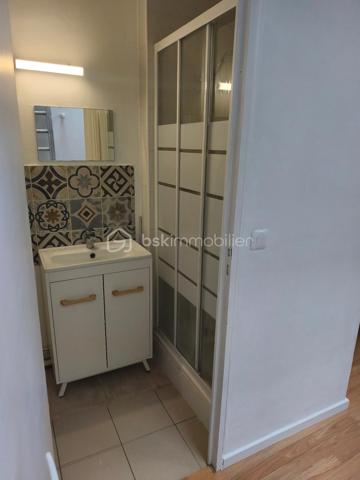 Plongez dans un cocon de tranquillité urbaine avec cet appartement idéalement situé dans le cœur du quartier de la Maladrerie à Caen. Refait à neuf, il offre un cadre de vie lumineux et apaisant, à deux pas des commodités, des services, des écoles et des transports en Commun.

Appartement cosy de 23m², doté d'une pièce principale et d'une Mezzanine. Situé au rez-de-chaussée, il existe un coin jardin bien exposé pour les quelques habitants de cette petite co-propriété à faibles charges.

AUCUN TRAVAUX à prévoir. Rénovations récentes sur ce charmant et ancien immeuble  de 2 étages  !!! (Toiture, Charpente, ravalement... )
Vendu Loué.

Pour une visite ou plus d'infos, contactez Anne-Isabelle Reguerre. Ne manquez pas cette opportunité unique !