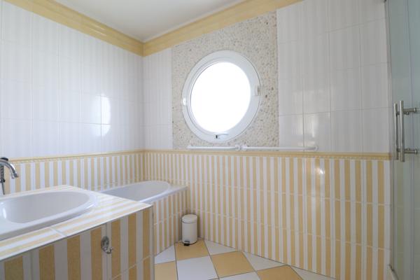 ROYAN - QUARTIER DU PARC - 200 M PLAGE ET COMMERCES - Belle Villa avec Piscine et Dépendance