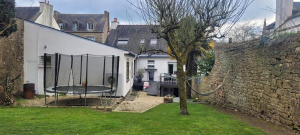 Centre ville, 6 chambres, ascenseur, Jardin clos de murs