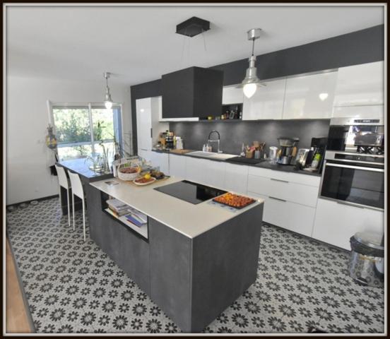 PROCHE DAX ( 10 mn côté EST ) - MAGNIFIQUE VILLA T7 de 2007 Plain Pied - PISCINE - 4 SALLES D'EAU