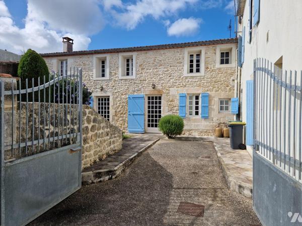 En Exclusivité, Maison Charentaise Proche du port comprenant : entrée, salon, cuisine, salle d'...
