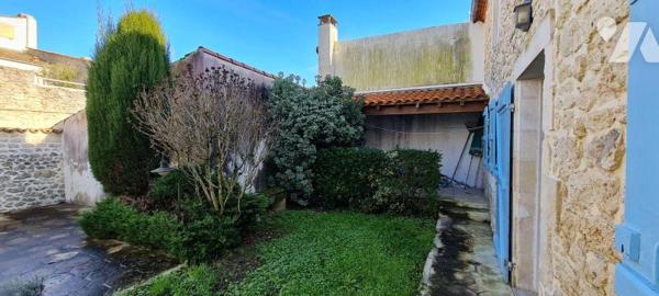 En Exclusivité, Maison Charentaise Proche du port comprenant : entrée, salon, cuisine, salle d'...