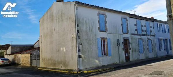 En Exclusivité, Maison Charentaise Proche du port comprenant : entrée, salon, cuisine, salle d'...