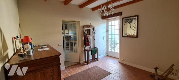 En Exclusivité, Maison Charentaise Proche du port comprenant : entrée, salon, cuisine, salle d'...