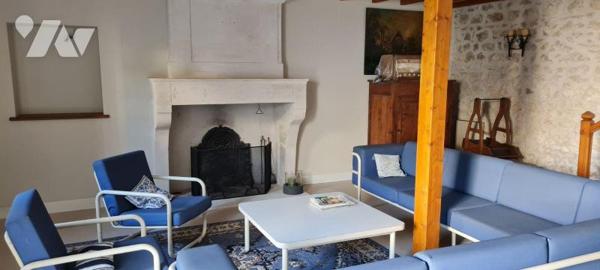 En Exclusivité, Maison Charentaise Proche du port comprenant : entrée, salon, cuisine, salle d'...