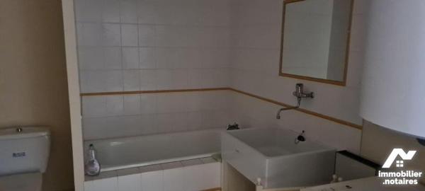 En Exclusivité, Maison Charentaise Proche du port comprenant : entrée, salon, cuisine, salle d'...