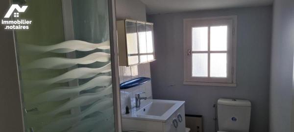 En Exclusivité, Maison Charentaise Proche du port comprenant : entrée, salon, cuisine, salle d'...