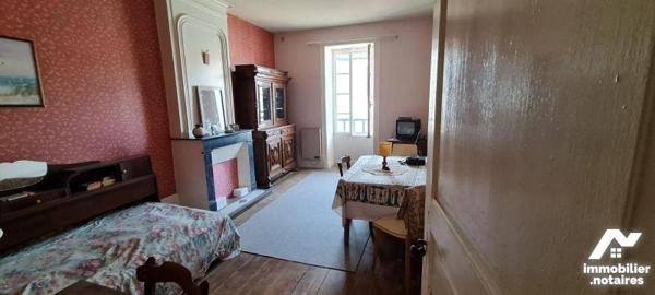 En Exclusivité, Maison Charentaise Proche du port comprenant : entrée, salon, cuisine, salle d'...