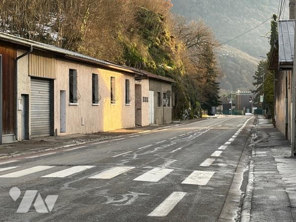 EXCLUSIVITE - ALBERTVILLE - MURS LOCAL COMMERCIAL 146.30 m² + 5 PARKINGS