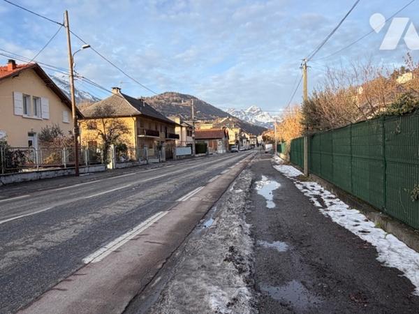 EXCLUSIVITE - ALBERTVILLE - MURS LOCAL COMMERCIAL 146.30 m² + 5 PARKINGS