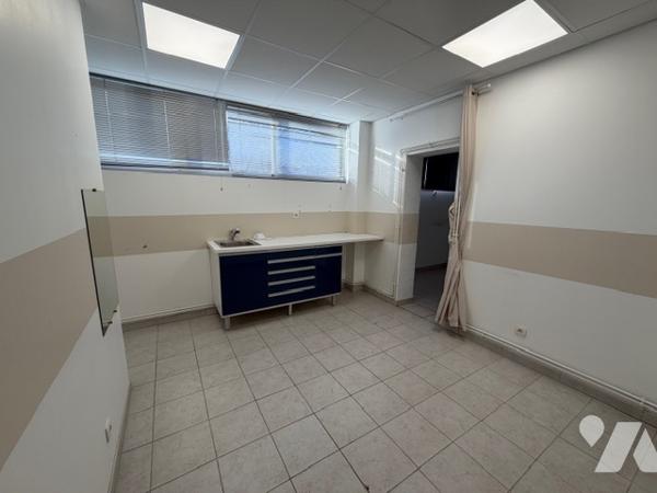 EXCLUSIVITE - ALBERTVILLE - MURS LOCAL COMMERCIAL 146.30 m² + 5 PARKINGS