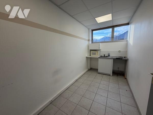 EXCLUSIVITE - ALBERTVILLE - MURS LOCAL COMMERCIAL 146.30 m² + 5 PARKINGS