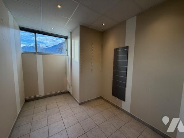 EXCLUSIVITE - ALBERTVILLE - MURS LOCAL COMMERCIAL 146.30 m² + 5 PARKINGS