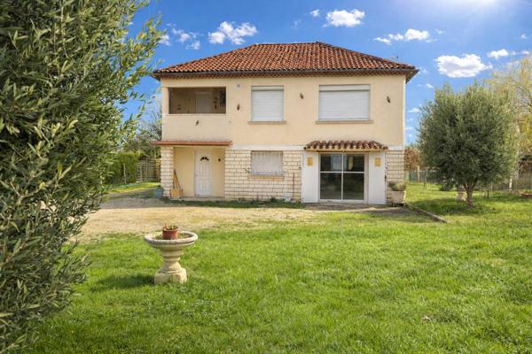 A vendre, maison à fort potentiel située à CHAMPCEVINEL 24750