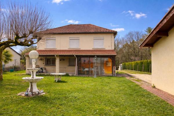 A vendre, maison à fort potentiel située à CHAMPCEVINEL 24750