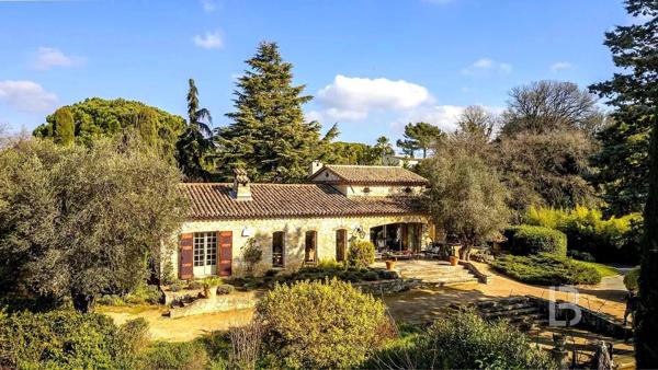 Mas provençal en pierre à la vente à Mougins avec vue panoramique