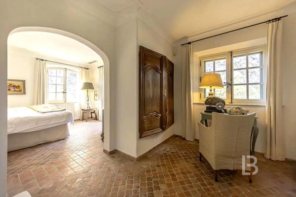 Mas provençal en pierre à la vente à Mougins avec vue panoramique