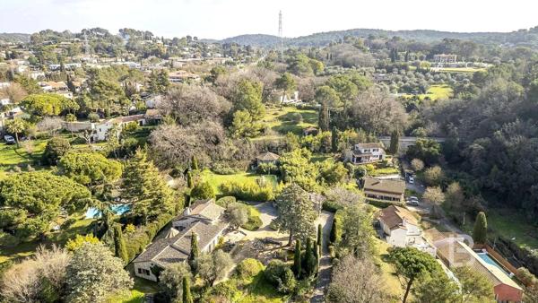 Mas provençal en pierre à la vente à Mougins avec vue panoramique