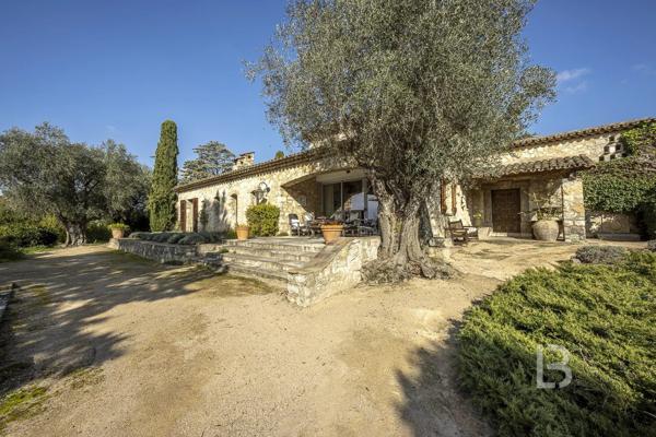 Mas provençal en pierre à la vente à Mougins avec vue panoramique