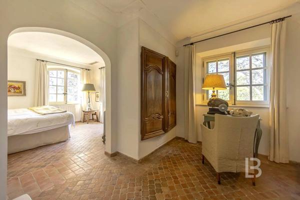 Mas provençal en pierre à la vente à Mougins avec vue panoramique