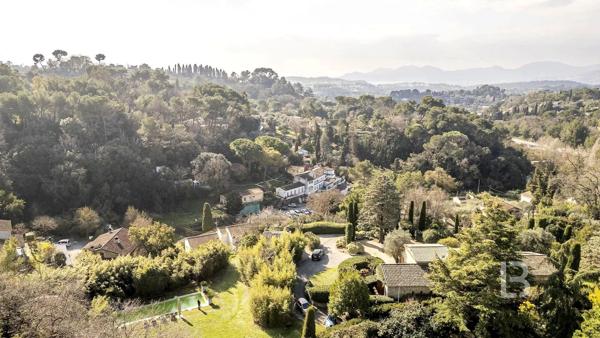Mas provençal en pierre à la vente à Mougins avec vue panoramique