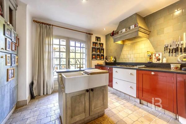 Mas provençal en pierre à la vente à Mougins avec vue panoramique