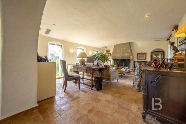 Mas provençal en pierre à la vente à Mougins avec vue panoramique