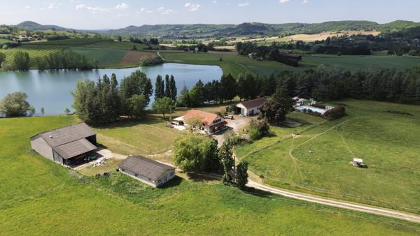 Penne-d'Agenais (47140) Penne d'Agenais Maison avec 5 chambres, granges, piscine 6,6 hectares