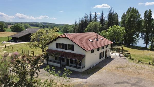 Penne-d'Agenais (47140) Penne d'Agenais Maison avec 5 chambres, granges, piscine 6,6 hectares