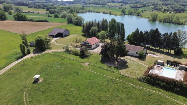 Penne-d'Agenais (47140) Penne d'Agenais Maison avec 5 chambres, granges, piscine 6,6 hectares