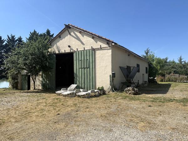 Penne-d'Agenais (47140) Penne d'Agenais Maison avec 5 chambres, granges, piscine 6,6 hectares
