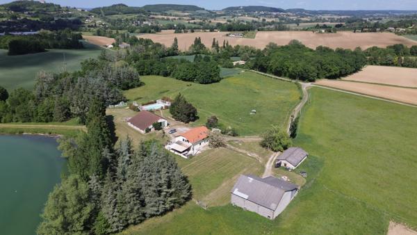 Penne-d'Agenais (47140) Penne d'Agenais Maison avec 5 chambres, granges, piscine 6,6 hectares