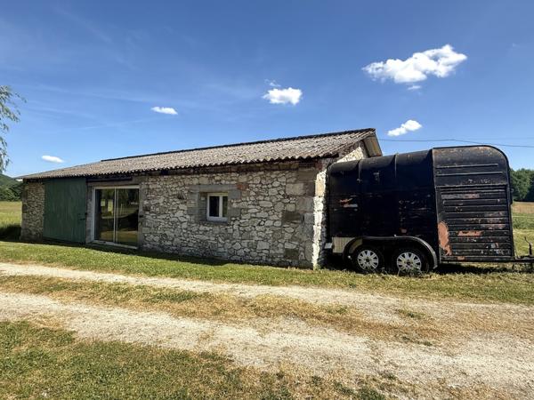 Penne-d'Agenais (47140) Penne d'Agenais Maison avec 5 chambres, granges, piscine 6,6 hectares
