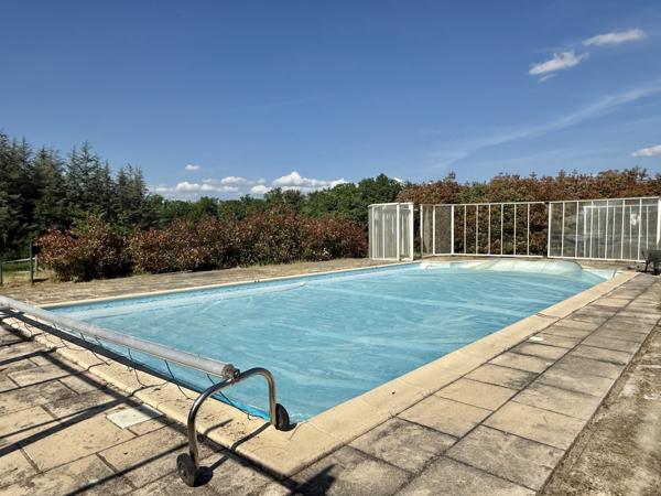 Penne-d'Agenais (47140) Penne d'Agenais Maison avec 5 chambres, granges, piscine 6,6 hectares