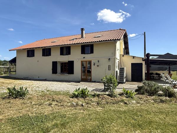 Penne-d'Agenais (47140) Penne d'Agenais Maison avec 5 chambres, granges, piscine 6,6 hectares
