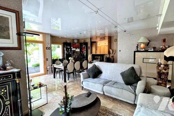 À VENDRE - Maison d'architecte en plein coeur de Vitré

Idéalement située en centre-ville de ...