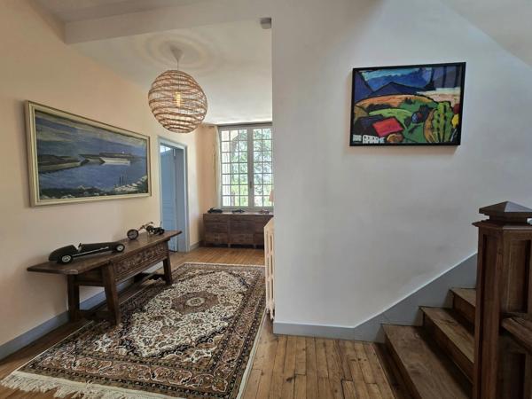 Demeure des années 30 dans un joli parc arborée avec piscine