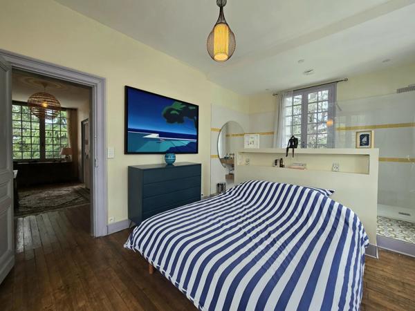 Demeure des années 30 dans un joli parc arborée avec piscine