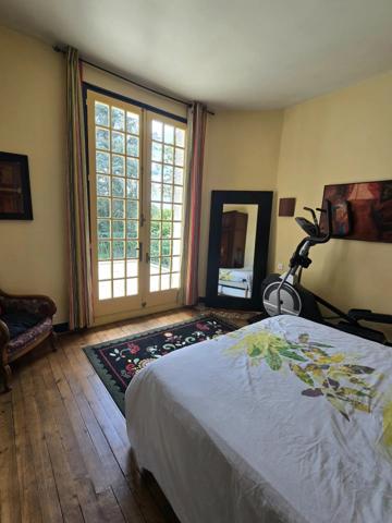 Demeure des années 30 dans un joli parc arborée avec piscine